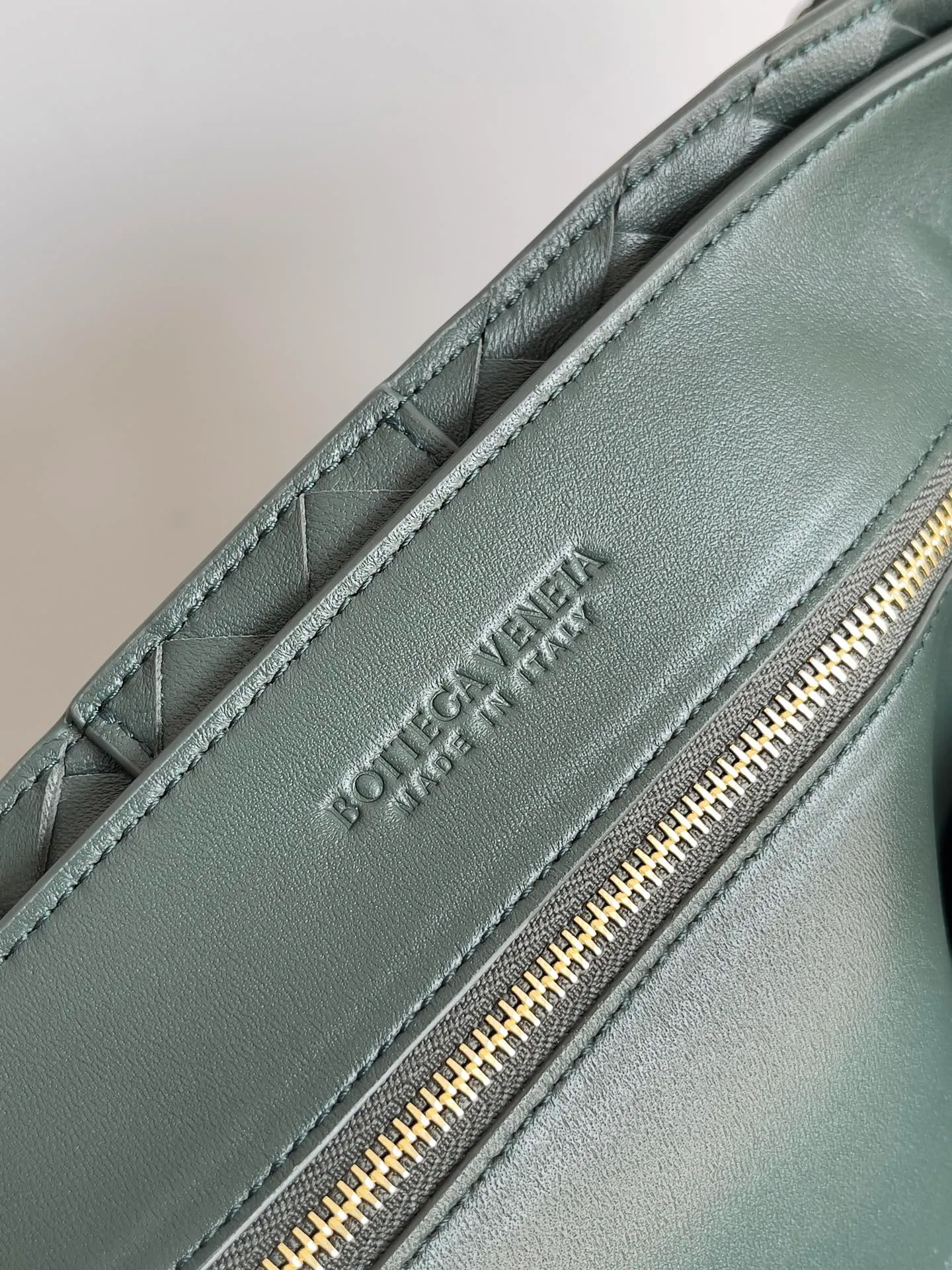 Batch 3760 Recently, the same style of bag that celebrities love is both high-end and practical. Michelle Yeoh, Kim Namjoon, Jing Boran, Tong Liya, Sun Qian, Wu Qianyu, Du Juan, Ma Yili and Bai Baihe are all carrying Bottega Veneta summer series Andiamo handbags. Andiamo has a simple structure and rounded lines. The whole piece is made of Nappa leather. It is comfortable, soft and dynamic. It adds interest to daily life and can be easily matched with various styles. Andiamo handbags are available in three sizes: small, medium and large. There are many colors to choose from, which can meet different needs. You can really carry it whether it is daily or attending events. Style number: 743575 Size: 45*22*34 including handle height 44cm